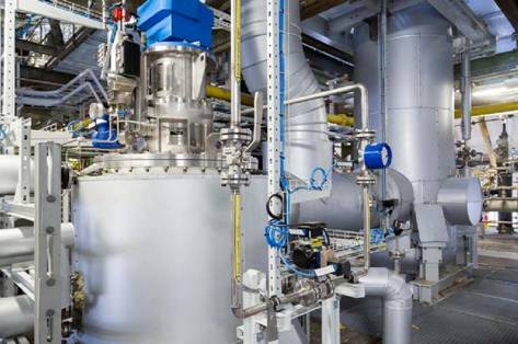New plant for specialty monomers at WACKER’s Burghausen site. Specialty monomers are important raw materials in the manufacture of specialty dispersible polymer powders. WACKER invested some €8 million in the new plant and, as a result, has strengthened its position as the world’s biggest producer of dispersible polymer powders (photo: Wacker Chemie AG).   