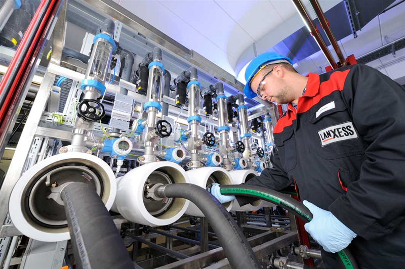 For quality assurance purposes each individual Lewabrane product is checked in an element tester at the LANXESS site in Bitterfeld, Germany. Photo: LANXESS AG