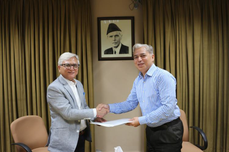 Dr. Tanveer Hussain, Rector, National Textile University, Pakistan and Mujtaba Rahim, CEO of Archroma Pakistan Limited, exchange the memorandum of understanding signed between the two organizations.