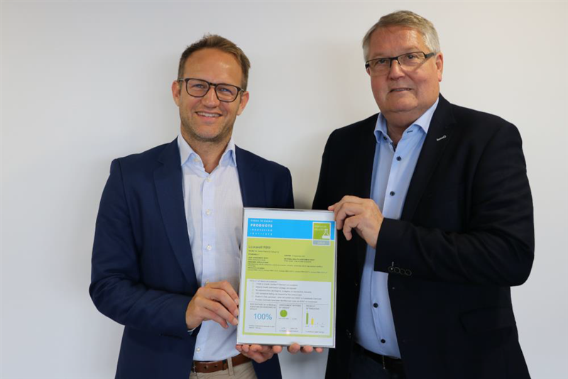 Manuel Mueller (left), Global Market Segment Leader at Clariant, accepts with pleasure the award for sustainability excellence, which is handed over by Albin Kälin, CEO of EPEA Switzerland.