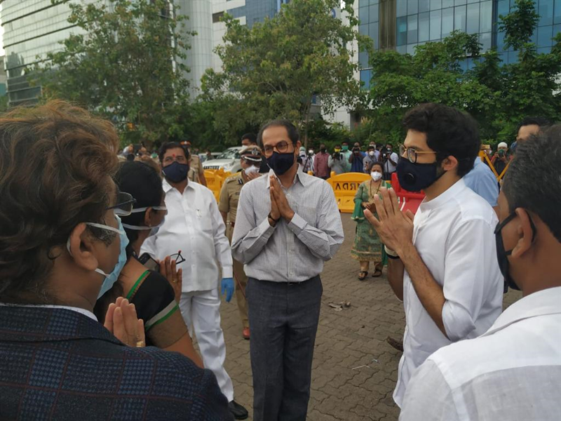 Mr. Uddhav Thackeray and Mr. Aaditya Thackeray thank DFPCL representatives for their contribution