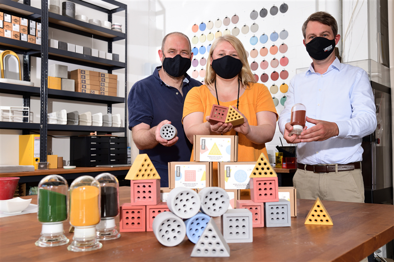 Christoph Schmidt (r.), LANXESS Inorganic Pigments, together with Diana Schmidt-Grellroth and Bernd Grellmann from Grellroth, present bee houses produced with LANXESS pigments. Photo: LANXESS AG