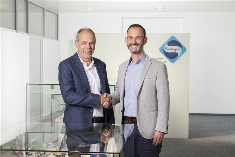 Handover from Urs Stalder to Michael Lüthi. (Photo: SANITIZED AG, PR038) 