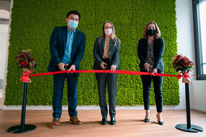 Christoph Buser, Director of the Economic Chamber Baselland (Wirtschaftskammer Baselland), Heike van de Kerkhof, Chief Executive Officer of Archroma, and Silke Wischeropp, General Counsel of Archroma, at the ribbon cutting ceremony of the new Archroma HQ in Pratteln. (Photo: Archroma)