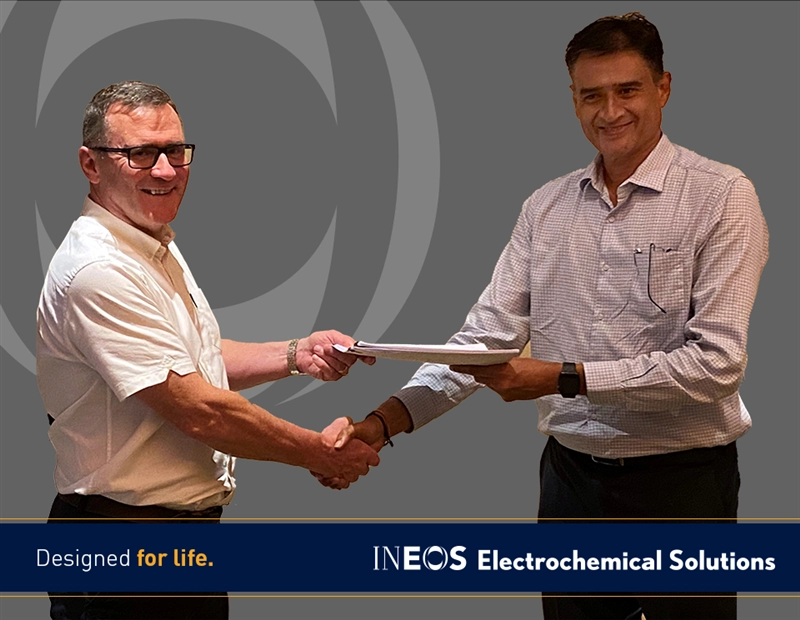 Terry Healy and Mr. V.M. Srinivasan exchanging contracts 