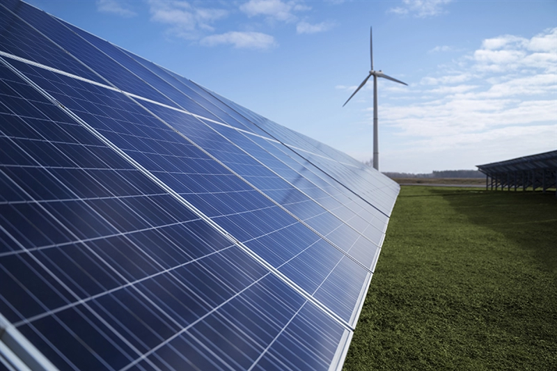 Sample image of a solar and wind power plant. (Image: Freepik.com)