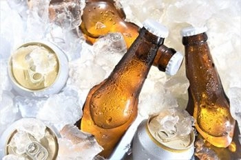  Beer type determines whether the beverage stays fresher in a can or bottle. taveesak srisomthavil/shutterstock.com 