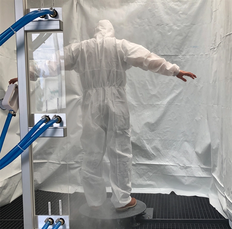 A chemical protective suit protects the person wearing it from chemicals in gaseous, liquid and / or solid state. They are classified into 6 types with different protection levels from gas-tight to restricted liquid-tight. © Hohenstein